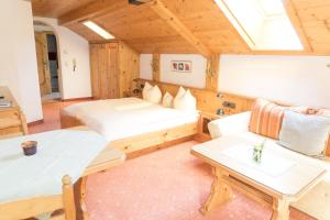 Łóżko lub łóżka w pokoju w obiekcie Ferienhaus Tannenblick