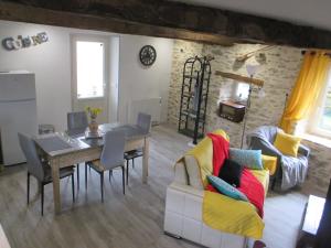 Beynat的住宿－La Ferme de la Chapelle-Saint-Jean，一间带桌子的客厅和一间餐厅