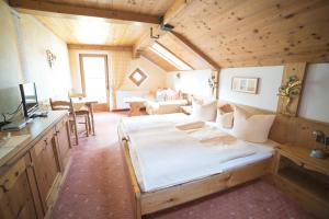 Łóżko lub łóżka w pokoju w obiekcie Ferienhaus Tannenblick