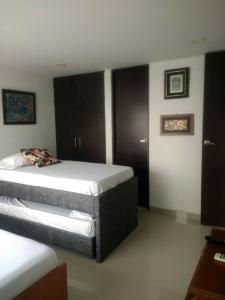 1 Schlafzimmer mit 2 Betten in einem Zimmer in der Unterkunft Apartment in Cartagena Ocean Front 1C5 in Cartagena de Indias