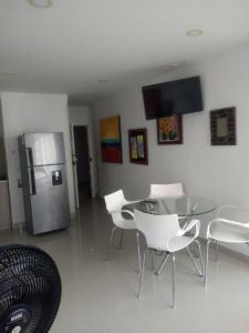 ein Esszimmer mit einem Tisch und einem Kühlschrank in der Unterkunft Apartment in Cartagena Ocean Front 1C5 in Cartagena de Indias