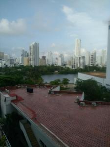 einen Blick auf die Stadt vom Dach eines Gebäudes in der Unterkunft Apartment in Cartagena Ocean Front 1C5 in Cartagena de Indias