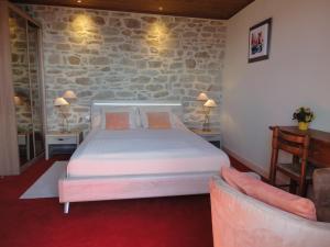 A bed or beds in a room at NEVEZ - MAISON LES PIEDS DANS L EAU avec vue imprenable