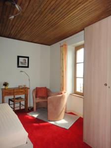 uma sala de estar com uma cadeira e uma janela em NEVEZ - MAISON LES PIEDS DANS L EAU avec vue imprenable em Névez