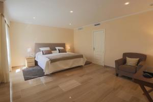 1 dormitorio con 1 cama y 1 silla en Epicenter, en Sevilla