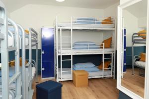 Palanda nebo palandy na pokoji v ubytování The Woodquay Hostel