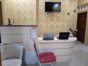 TV a/nebo společenská místnost v ubytování WISMA ANDALI Syariah near RSUD Cideres
