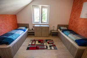 Posteľ alebo postele v izbe v ubytovaní Apartmány pod Jeřábem, Šanov 67, Červená Voda
