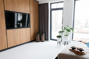 sypialnia z płaskim telewizorem na ścianie w obiekcie Artisan Park w mieście Kostrzyn nad Odrą
