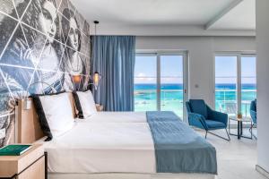 Schlafzimmer mit einem Bett und Meerblick in der Unterkunft King Jason Protaras - Designed for Adults in Protaras