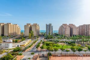 una vista aérea de una ciudad con edificios altos en Vacaciones Oromarina Torremar en Oropesa del Mar