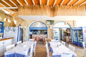 Um restaurante ou outro lugar para comer em Stegna Star Apartments