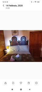 a bedroom with a bed with a wooden head board at La Kumari in Pintura di Bolognola