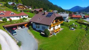 una casa con paneles solares en el techo en Haus Jank, en Weissensee
