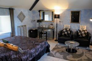 Ένα ή περισσότερα κρεβάτια σε δωμάτιο στο Le Manoir du Raveyron