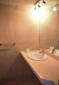 y baño con lavabo y espejo. en Vista Torre, en Santa Cruz de Tenerife