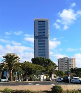 un edificio alto con coches estacionados en un estacionamiento en Vista Torre, en Santa Cruz de Tenerife