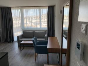 Ein Sitzbereich in der Unterkunft SWAS by Livingdowntown