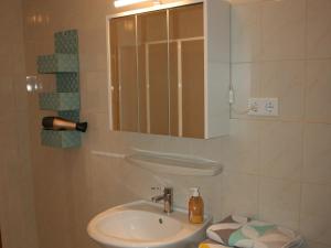 La salle de bains est pourvue d'un lavabo et d'un miroir. dans l'établissement Ferienwohnungen Alt, à Naumburg