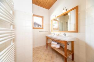 łazienka z umywalką i lustrem w obiekcie Gästehaus Larch w Alpbach