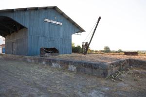 une grange bleue avec un moulin devant dans l'établissement Pensão Destino, à Castelo de Vide