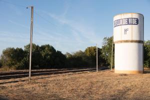 un château d'eau et des pistes de train à côté d'un silo dans l'établissement Pensão Destino, à Castelo de Vide