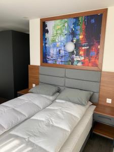 ein Schlafzimmer mit 2 Betten und einem Wandgemälde in der Unterkunft SWAS by Livingdowntown in Zürich