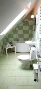 łazienka z umywalką, toaletą i wanną w obiekcie Agrokrysia w mieście Krosʼtsenko