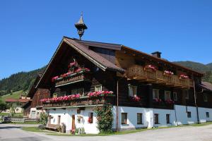 ein Gebäude mit Blumen auf der Vorderseite in der Unterkunft Aignerhof in Flachau