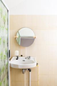 a bathroom with a sink and a mirror at SUPER OYO 2199 Mandiri Guest House Syariah in Bukittinggi