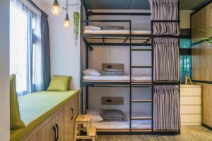 Zimmer mit Etagenbetten in einem Zimmer in der Unterkunft Ofucos Adventure Hostel in Gongliao