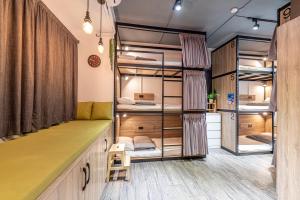 Habitación con literas y banco verde en Ofucos Adventure Hostel, en Gongliao