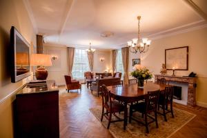 een eetkamer en een woonkamer met een tafel en stoelen bij Kasteel de Wittenburg in Wassenaar