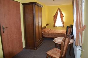 Pątnów的住宿－Jurajska Perła，小房间设有一间卧室,配有一张床和一个窗户