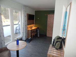Zimmer mit einem Tisch und einem Schreibtisch sowie einem Zimmer mit einem Fenster in der Unterkunft Hotel & Gasthof Hubertushöhe - Ihr Hotel für Urlaub mit Hund in Schmallenberg