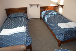 2 camas individuales en una habitación con 3 camas individuales que establece que en Jurajska Perła, en Pątnów