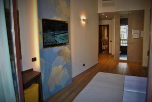 una stanza con una parete con una mappa sopra di Mokinba Hotels King a Milano