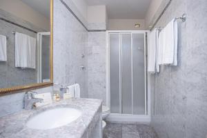 W łazience znajduje się umywalka i prysznic. w obiekcie Hotel Donatello we Florencji