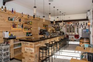 卡斯特利翁－德安普里亞斯的住宿－Hostal Empordà，酒吧设有木墙和酒吧凳