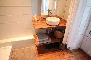 een badkamer met twee wastafels op een houten aanrecht bij B&B L'Escapade Bordelaise in Bordeaux