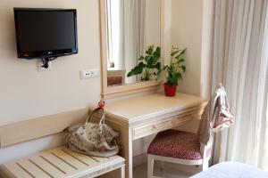 TV a/nebo společenská místnost v ubytování Okeanis Golden Resort