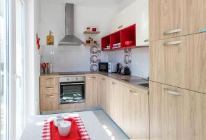 A kitchen or kitchenette at Kuća za odmor Grga