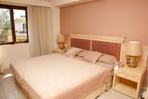 Postel nebo postele na pokoji v ubytování Okeanis Golden Resort + 37 fotografií