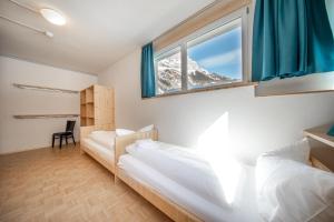 Postel nebo postele na pokoji v ubytování Gadmer Lodge - dein Zuhause in den Bergen