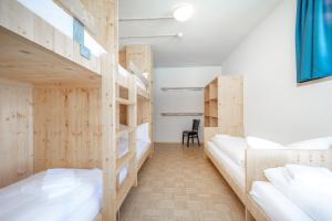 Postel nebo postele na pokoji v ubytování Gadmer Lodge - dein Zuhause in den Bergen