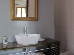 カンパンにあるLa Cazalèreのバスルーム(白い洗面台、鏡付)