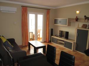 een woonkamer met een bank en een tafel bij Casa Pepe in Ciutadella
