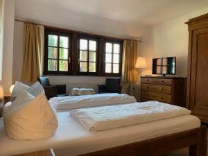 Postel nebo postele na pokoji v ubytování Hotel Weingärtner