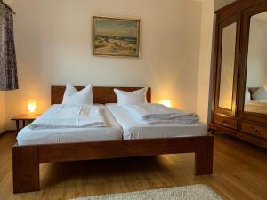 Postel nebo postele na pokoji v ubytování Hotel Weingärtner