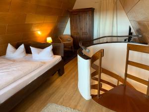 Postel nebo postele na pokoji v ubytování Hotel Weingärtner